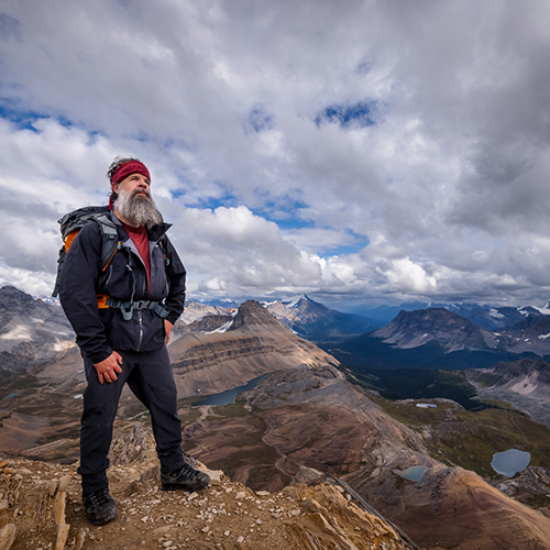 Lee hiking